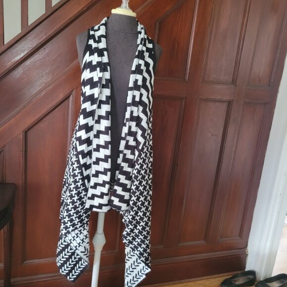 Romeo & Juliet Couture Black & White Geometric Patterned Open Front Cardigan Ves - Picture 1 of 4